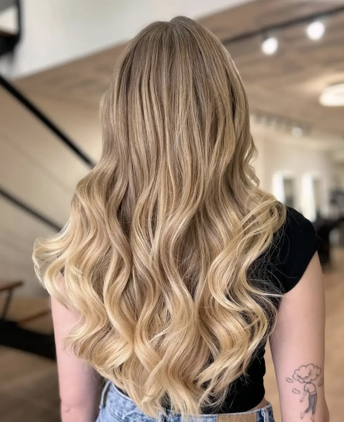 Hårfarve med glans Barcelona Professionel hårfarve med intens glans på frisørsalon Barcelona
